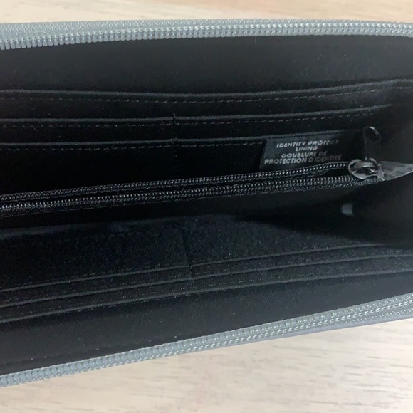 Tahari Grey Wristlet - Picture 3 of 6